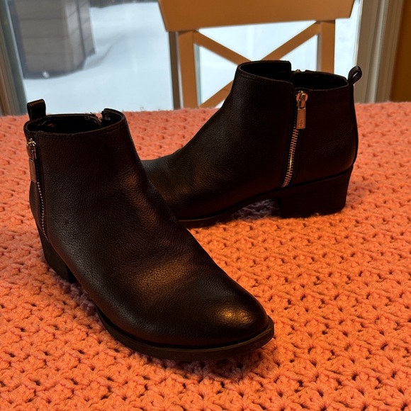 Kenneth Cole Sleek Black Leather Booties - Picture 2 of 11